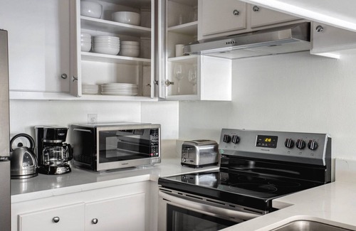 Miracle Mile Apartamento | Clean Mid-Wilshire 1BR w/ Pool, near Restaurants & Shops, by Blueground