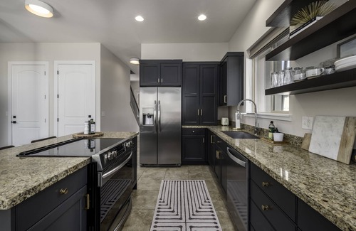 Cedar Hills Casa | Clean, modern, golf course home w/ incredible mtn views, close to hike/golf/ski.