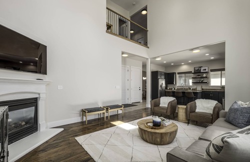 Cedar Hills Casa | Clean, modern, golf course home w/ incredible mtn views, close to hike/golf/ski.
