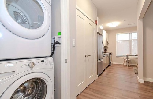 Central-Maverick Square - Paris Street Casa | Clean + Modern Studio | Full Kitchen | Travel Nurse Friendly | by GLS