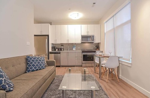Central-Maverick Square - Paris Street Casa | Clean + Modern Studio | Full Kitchen | Travel Nurse Friendly | by GLS