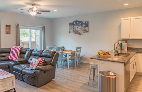 Hampstead Casa | Clean New Townhome: Comfort and Convenience Await!
