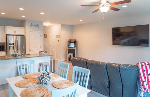 Hampstead Casa | Clean New Townhome: Comfort and Convenience Await!