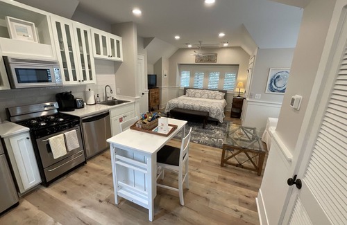Watercolor Cabaña | Clean & Newly Renovated Carriage House. 1 blk to Camp Watercolor. Perfect for 2!