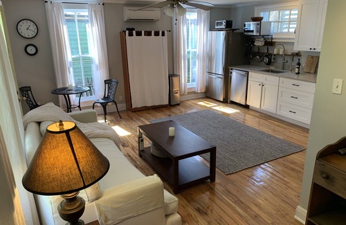 East Carrollton Casa | Clean/no smells. Seven blocks to antique New Orleans street car to Quarter.