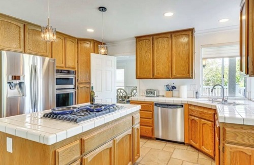 Tracy Casa | Clean, old fashion, pet-friendly, beautiful spacious 4-bedroom home in Tracy