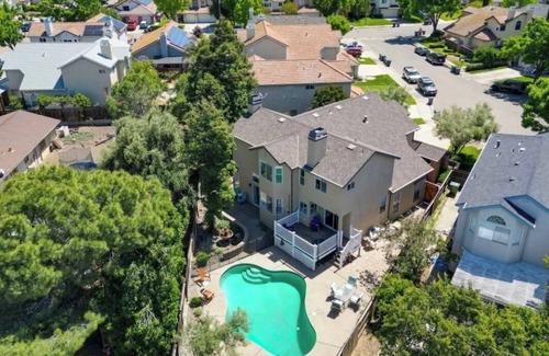 Tracy Casa | Clean, old fashion, pet-friendly, beautiful spacious 4-bedroom home in Tracy