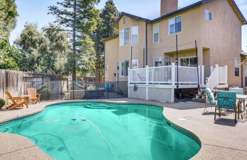 Tracy Casa | Clean, old fashion, pet-friendly, beautiful spacious 4-bedroom home in Tracy
