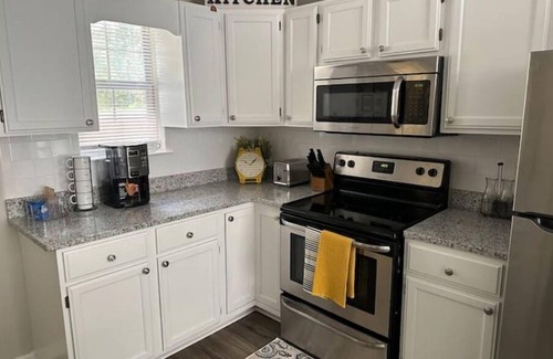 Savannah Casa | Clean, Quiet, & Cozy, Bungalow Getaway