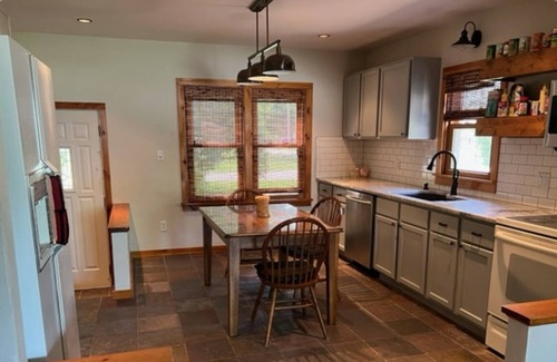 Fremont Casa | Clean/Quiet ranch home- 1 Block from Public Beach- Fremont