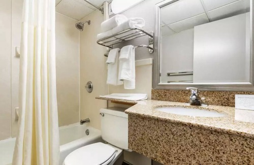 New Cumberland Casa | Clean room with bath close to the State Capital