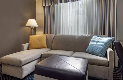New Cumberland Casa | Clean room with bath close to the State Capital
