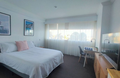 Surfers Paradise Casa | Clean & Savvy Hotel room at Mantra Crown Towers Surfers Paradise - 11am Check-In