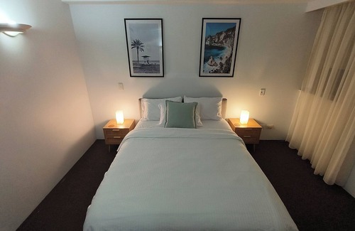 Surfers Paradise Casa | Clean & Savvy Hotel room at Mantra Crown Towers Surfers Paradise - 11am Check-In