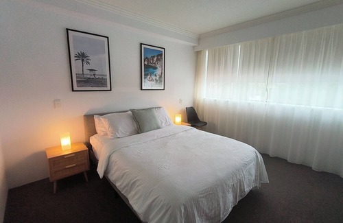 Surfers Paradise Casa | Clean & Savvy Hotel room at Mantra Crown Towers Surfers Paradise - 11am Check-In
