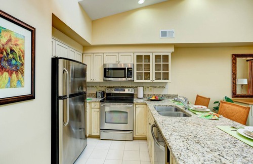 Northeast Virginia Beach Complejo | Clean & Spacious 3 Great Units! Private Porches, Kitchens, One Block from Beach