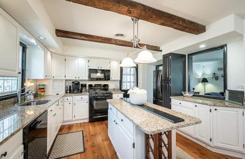 Reisterstown Casa | Clean & Spacious Modern Farmhouse