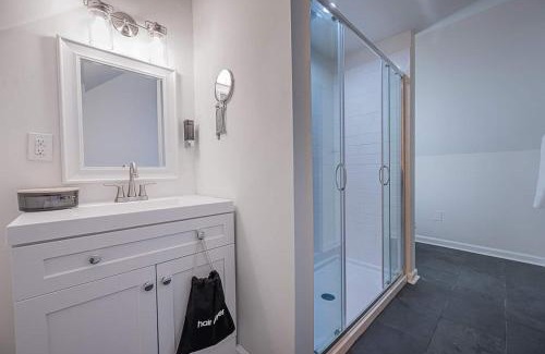 Reisterstown Casa | Clean & Spacious Modern Farmhouse