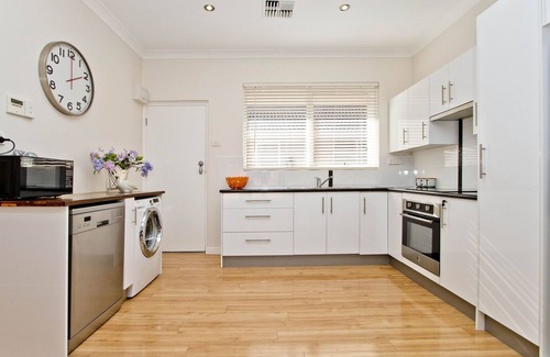 Glenelg Apartamento | Encantadora y espaciosa unidad de 2 dormitorios en el vibrante barrio residencial de Glenelg