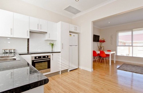 Glenelg Apartamento | Encantadora y espaciosa unidad de 2 dormitorios en el vibrante barrio residencial de Glenelg