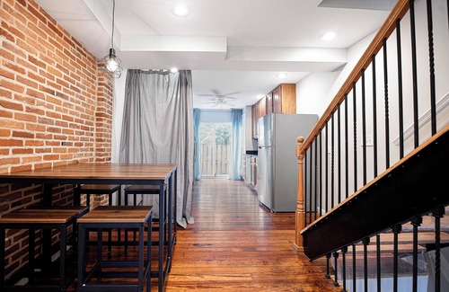 Downtown Baltimore Casa | Clean & Stylish Townhouse Available in June! Perfect for Family and Friends!