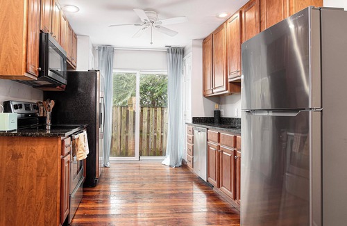 Downtown Baltimore Casa | Clean & Stylish Townhouse Available in June! Perfect for Family and Friends!