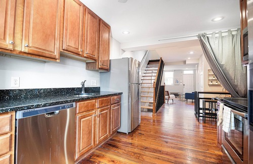 Downtown Baltimore Casa | Clean & Stylish Townhouse Available in June! Perfect for Family and Friends!