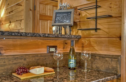Ellijay Cabina | Clear Creek Sits on the Creek, Hot Tub, Fire Pit and Pool Table!