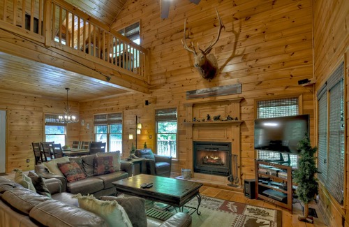 Ellijay Cabina | Clear Creek Sits on the Creek, Hot Tub, Fire Pit and Pool Table!