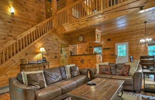 Ellijay Cabina | Clear Creek Sits on the Creek, Hot Tub, Fire Pit and Pool Table!