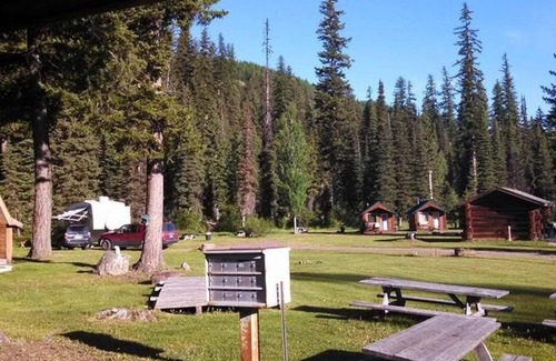 West Glacier Cabina | Clear Sky Resorts Deluxe Cabin