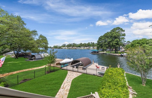 Walden on Lake Conroe Casa | Clemens' Cottage - Lakefront Bungalow on Lake Conroe w/ Private Dock & Boat Slip