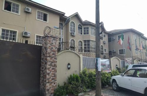 Port Harcourt Cabina | Clen-phil Hotels - Deluxe Standard close to many attractions