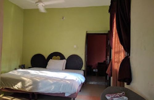 Port Harcourt Cabina | Clen-phil Hotels - Deluxe Standard close to many attractions