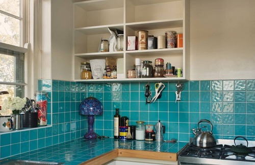 Kew Apartamento | Cleopatra's Villa - Inspired Art Deco Apartment