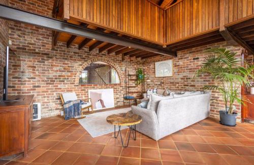 Palmyra Casa | Cleopatras Enchanted Sanctuary