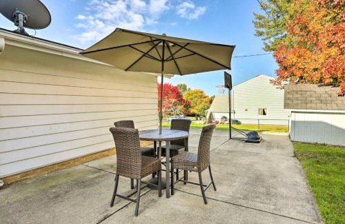 Parma Casa | Cleveland Area Home with Yard about 12 Mi to Dtwn!