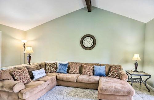 Parma Casa | Cleveland Area Home with Yard about 12 Mi to Dtwn!