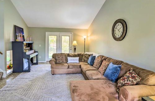 Parma Casa | Cleveland Area Home with Yard about 12 Mi to Dtwn!