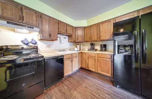 Richmond Heights Condominio | Cleveland Area Retreat Near Lake Erie