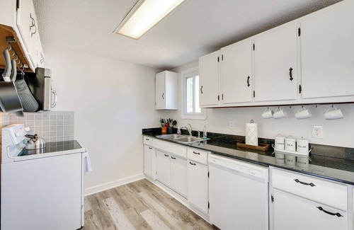 Cleveland Cabaña | Cleveland Home w/ Fenced Yard ~ 10 Mi to Downtown!