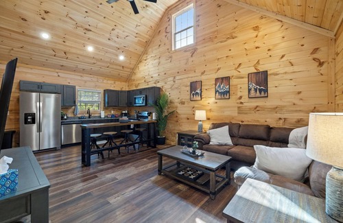 Rogers Cabina | Cliff Haven at Red River Gorge 2-bedroom cabin with WiFi, AC, Fire Pit, Hot Tub