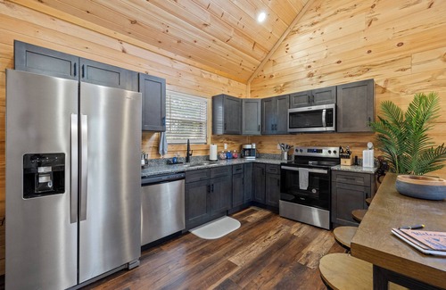 Rogers Cabina | Cliff Haven at Red River Gorge 2-bedroom cabin with WiFi, AC, Fire Pit, Hot Tub