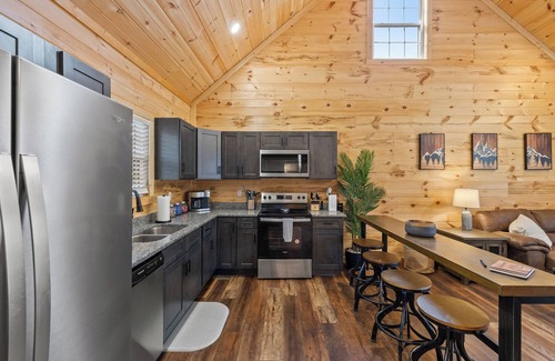 Rogers Cabina | Cliff Haven at Red River Gorge 2-bedroom cabin with WiFi, AC, Fire Pit, Hot Tub