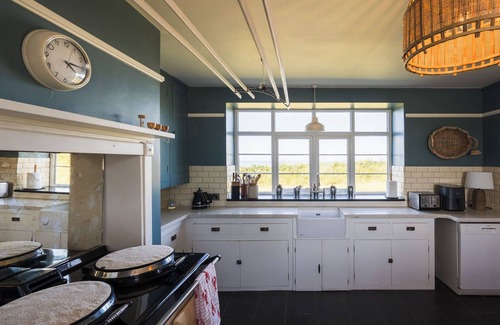 Nefyn Casa | Cliff Top is a refined coastal retreat where luxury meets laid-back living. With panoramic sea views, elegant interiors, and direct access to the beach below, this is the kind of place where time slows and every detail is designed for comfort & ease.