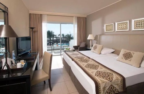 El Hadaba Hotel | Cliffside Family Resort | 4 Relaxing Rooms, Beach, Pools & All-Day Fun