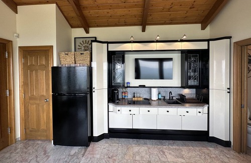 Menlo Cabina | Cliffside 1BR Cabin | Unique | Luxury | Romantic | Modern | Hot Tub & Stunning Views | Lookout Mtn