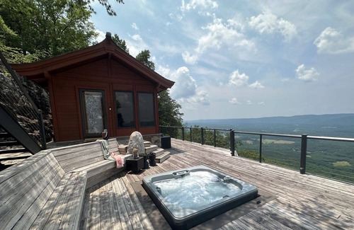Menlo Cabina | Cliffside 1BR Cabin | Unique | Luxury | Romantic | Modern | Hot Tub & Stunning Views | Lookout Mtn