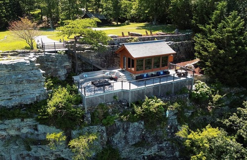 Menlo Cabina | Cliffside 1BR Cabin | Unique | Luxury | Romantic | Modern | Hot Tub & Stunning Views | Lookout Mtn
