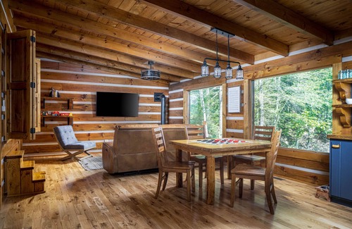 Rogers Cabina | Cliffside Cabin 2 King ALCOVES, Hot Tub, Cargo Net